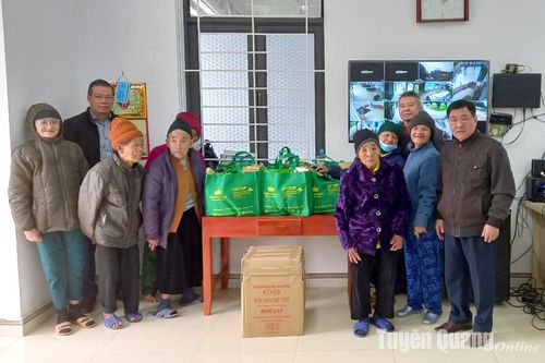 Tặng 10 suất quà cho người già và trẻ mồ côi