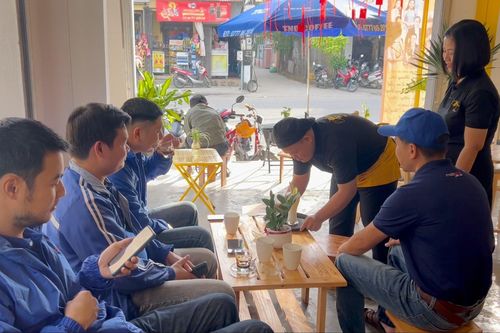 Đội phục vụ đặc biệt ở quán cà phê Bee