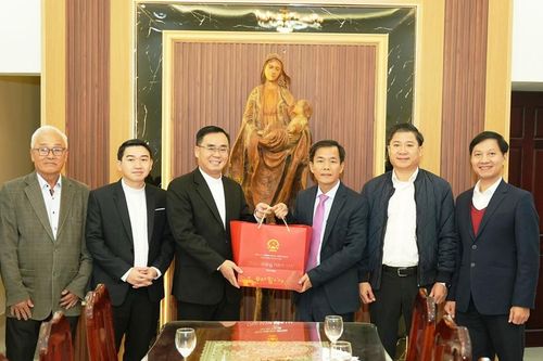 Chủ tịch UBND tỉnh Nguyễn Văn Phương đến thăm, chúc tết Giáo xứ Phù Lương