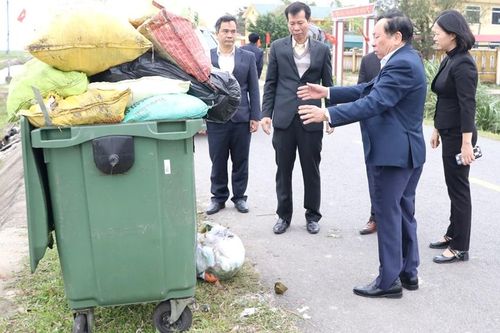 Triển khai mô hình điểm nông dân phân loại thu gom vận chuyển rác thải
