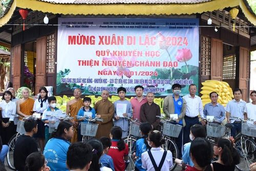 Quỹ khuyến học 'Thiện Nguyện Chánh Đạo' tặng quà Tết đến học sinh có hoàn cảnh khó khăn