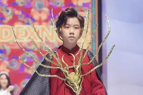 Model kid Đại Phong mở màn ấn tượng show diễn của NTK Dexnol và NTK Tuấn Huỳnh