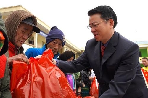 Mang Tết ấm đến với đồng bào vùng cao