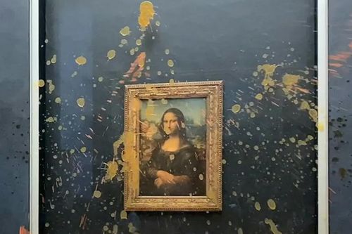 Hai nhà hoạt động khí hậu tạt súp vào bức Mona Lisa tại Paris