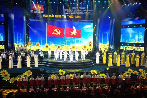 Hoành tráng, rực rỡ với chương trình nghệ thuật 'Mãi mãi niềm tin theo Đảng'