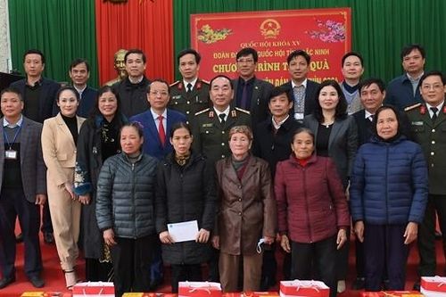 Đoàn Đại biểu Quốc hội tỉnh Bắc Ninh tặng quà 65 hộ nghèo ở xã Tam Giang, huyện Yên Phong