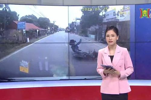Tránh tông chướng ngại vật, tài xế gặp họa
