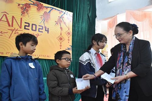 Hội Bảo vệ quyền trẻ em tỉnh Thừa Thiên Huế trao tặng hàng trăm suất quà Tết cho trẻ em khó khăn