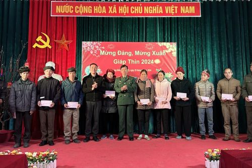 Đoàn công tác của tỉnh thăm, chúc Tết, tặng quà tại huyện (Trùng Khánh)