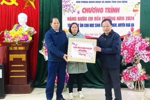 Đoàn công tác HĐND tỉnh thăm, tặng quà tại chòm Lũng Cải, xã Hồng Nam (Hòa An)