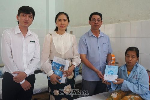 Tặng quà Tết cho bệnh nhân có hoàn cảnh khó khăn