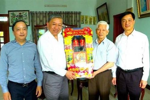 Bộ trưởng Tô Lâm thăm, chúc Tết gia đình các đồng chí nguyên lãnh đạo Đảng, Nhà nước