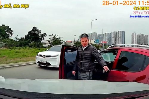 Tài xế 'hổ báo' chặn đầu ô tô ngay giữa đường