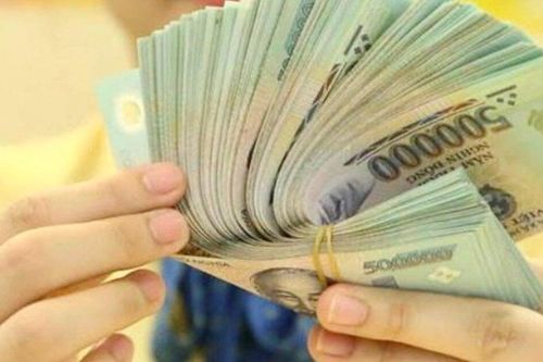 Thưởng Tết cao hơn chồng, vợ tôi mua quà biếu nhà ngoại sang hơn nhà nội