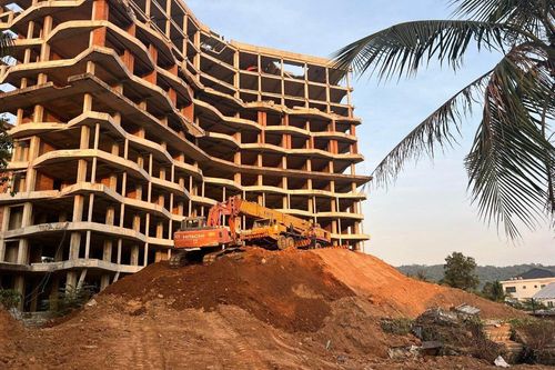 Cận cảnh khách sạn 12 tầng xây trái phép ở Phú Quốc đang được chủ đầu tư tháo dỡ