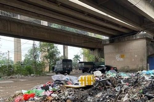 Vì sao chưa xử lý 'điểm đen' rác thải tại dốc cầu Thăng Long?