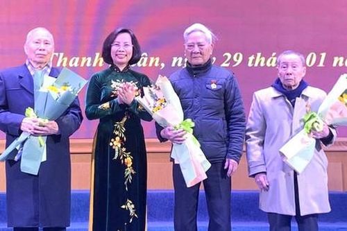 452 đảng viên quận Thanh Xuân được trao tặng Huy hiệu Đảng