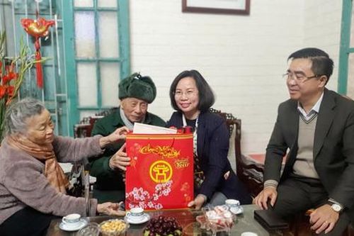 Bí thư Quận ủy Thanh Xuân Bùi Huyền Mai tặng quà các gia đình chính sách, khó khăn