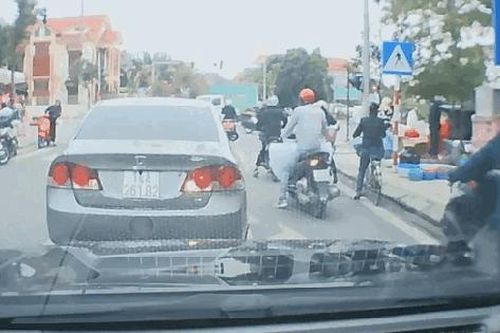 Xe ô tô đột nhiên dừng giữa đường, hành động sau đó của nữ tài xế khiến nhiều người ngán ngẩm