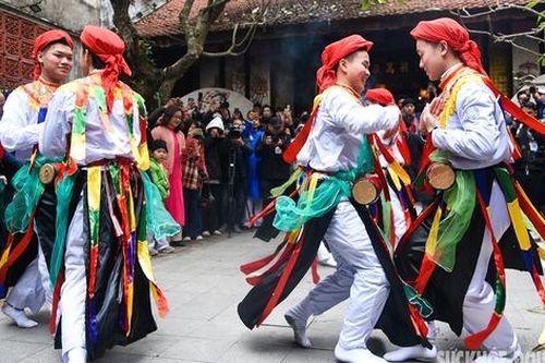 Lên phố cổ Hà Nội xem dựng cây nêu, trai tráng múa dẻo