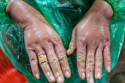 Người lao động tay trần chặt đá, bắt cá mưu sinh trong cái rét tê tái