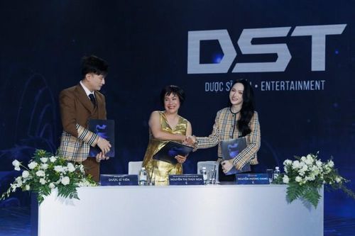 Dược sĩ Tiến - hoa hậu Hương Giang đồng hành cùng Miss Universe Vietnam