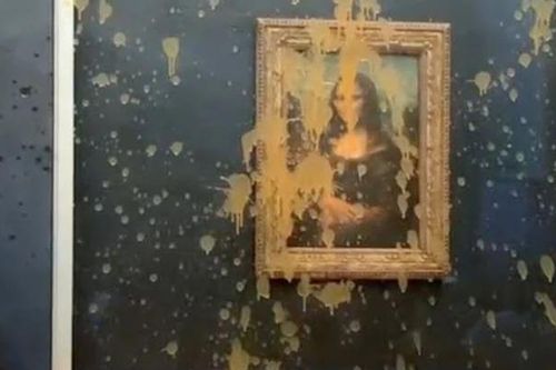 Người biểu tình hắt súp vào bức tranh Mona Lisa nổi tiếng