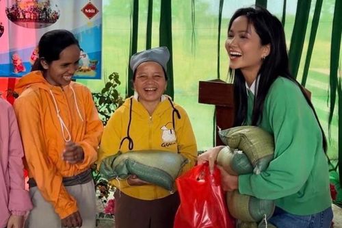Hoa hậu H'Hen Niê dùng gạo nhà trồng tặng bà con vùng biên giới