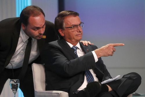 Con trai của cựu Tổng thống Brazil Jair Bolsonaro bị 'sờ gáy'