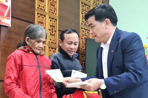 Lãnh đạo tỉnh Quảng Nam tặng quà Tết cho bà con vùng cao