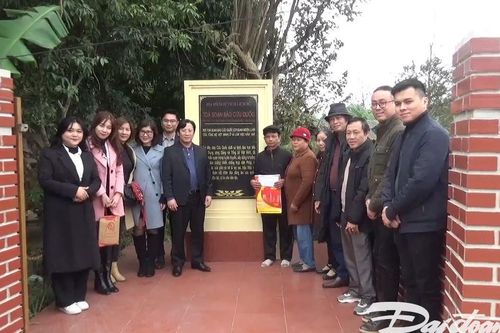 Tặng quà Tết cho gia đình chính sách, hộ nghèo Tuyên Quang