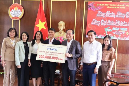 Thaco trao tặng 500 triệu đồng cho Quỹ 'Vì người nghèo' ở Quảng Nam