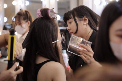Thợ trang điểm 'đói đến run tay' vì chạy show mùa tiệc