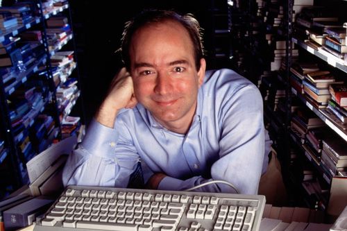 Bàn làm việc lạ đời, tái chế từ cửa được Jeff Bezos dùng hơn 30 năm