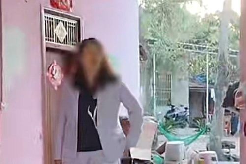 Hiệu trưởng Trung Quốc đến nhà, ép phụ huynh cho con đang ốm đi học