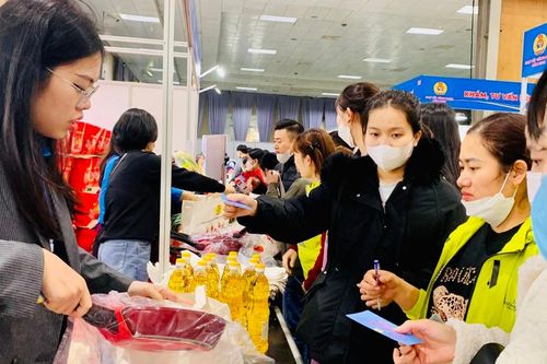 Ấm lòng người lao động Thủ đô với phiên Chợ Tết Công đoàn 2024