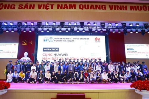 Vinh danh 6 sinh viên chiến thắng cuộc thi ICT Competition Vietnam 2023 - 2024