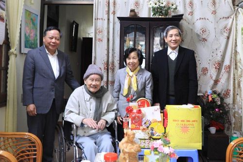 Lãnh đạo Thành phố Hà Nội thăm, chúc Tết các gia đình lão thành cách mạng