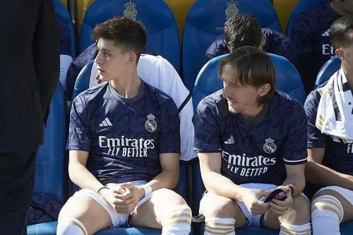 Luka Modric cần 'hưu trí' trên ghế dự bị?