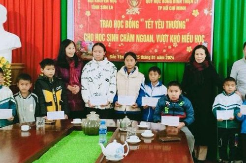 Sơn La: Trao hơn 400 suất quà, học bổng cho học sinh có hoàn cảnh khó khăn