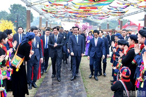 Chủ tịch nước Võ Văn Thưởng và Tổng thống Philippines Ferdinand Marcos Jr. tham quan Hoàng thành Thăng Long