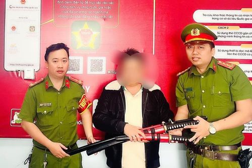 Tự giác giao nộp hung khí
