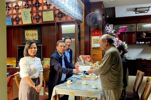 Thăm, tặng quà Tết Giáp Thìn các gia đình chính sách, người có công cách mạng