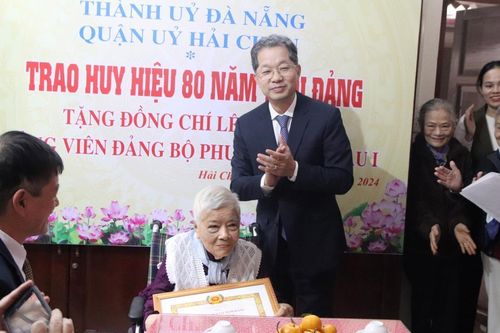 Bí thư Thành ủy trao Huy hiệu 80 năm tuổi Đảng cho đồng chí Lê Thị Kinh