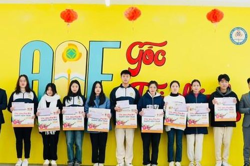 Đoàn Thanh niên - Hội Sinh viên Học viện Tài chính trao tặng vé xe về quê ăn Tết cho sinh viên có hoàn cảnh đặc biệt