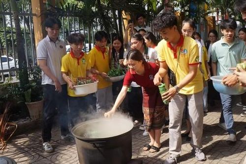 Lưu học sinh Lào, Campuchia cùng vui Tết Việt