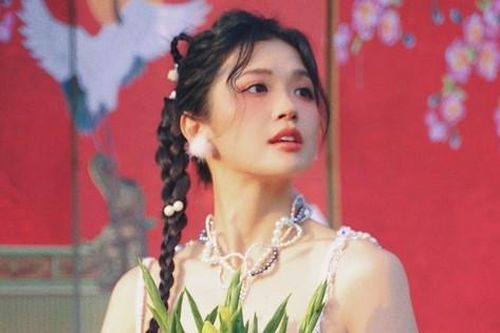 Suni Hạ Linh rạng rỡ tựa 'nàng thơ', tạo bất ngờ cho khán giả khi 'liều' làm mới loạt ca khúc Tết đình đám