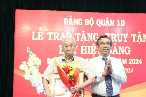 Phó Bí thư Thành ủy TPHCM Nguyễn Phước Lộc trao Huy hiệu Đảng đến đảng viên cao tuổi đảng