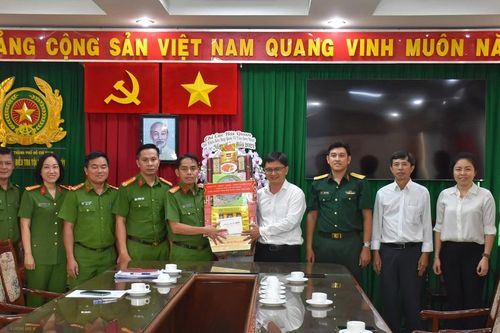 Lãnh đạo TPHCM thăm, chúc tết lực lượng vũ trang và gia đình đồng chí Bùi Văn Ngữ