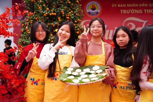 Học sinh thi giã bánh giầy trong không gian Tết xưa